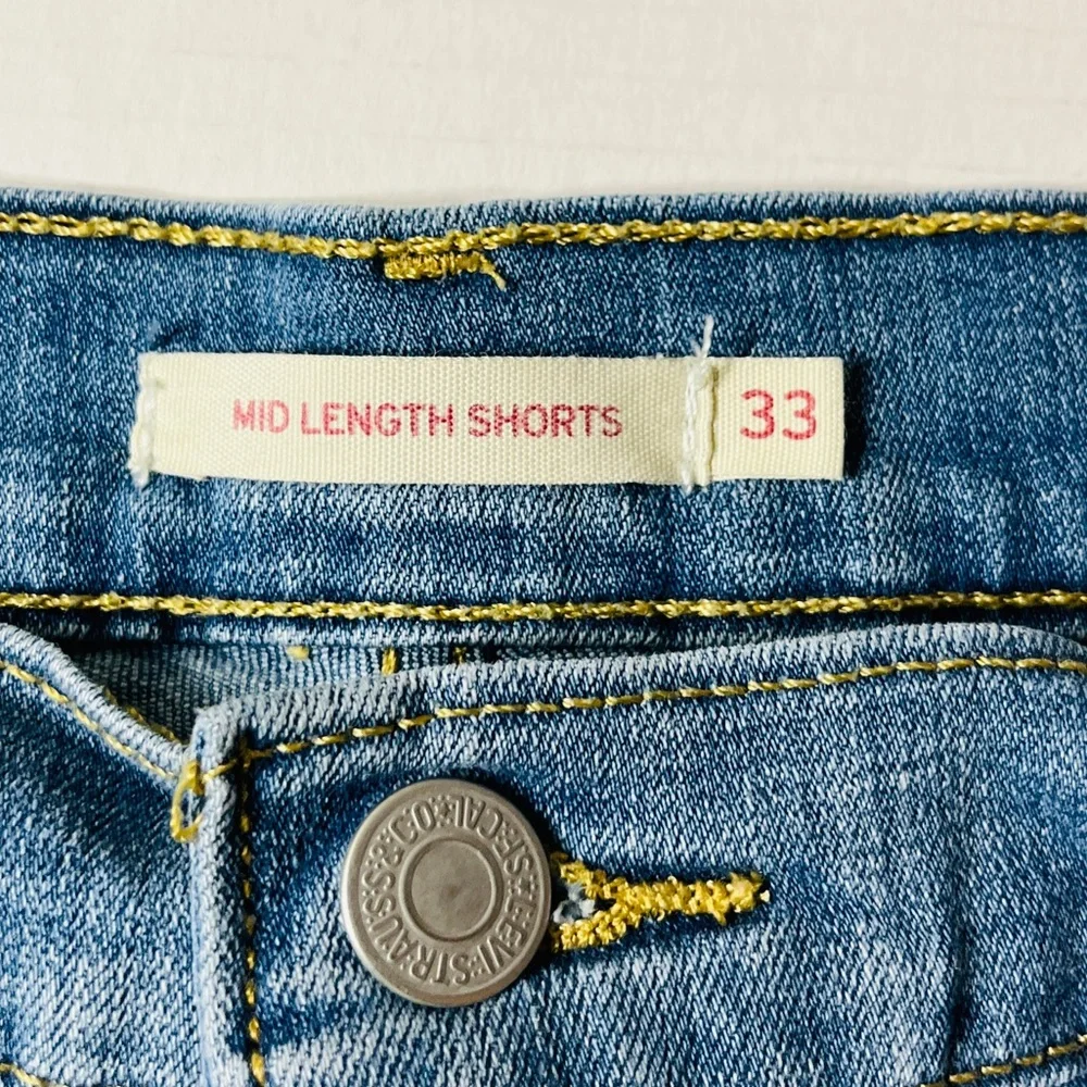 Levi’s Mid Length Jean Shorts Women’s 33 Medium Wash Denim Summer Boho Americana
